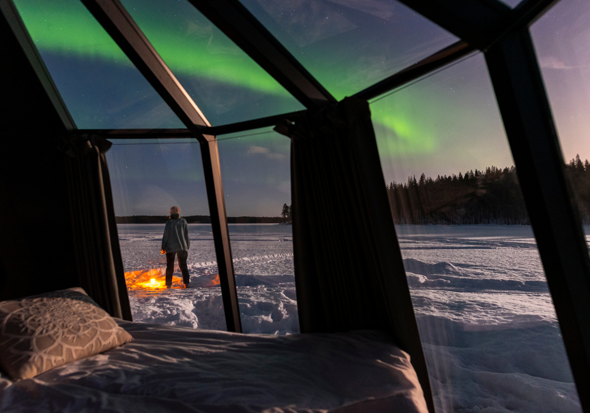 Dormir en un iglú de cristal: una experiencia bajo el cielo ártico