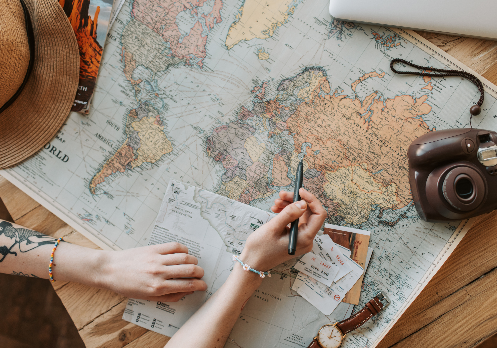 planificar un viaje con mapa y cuaderno