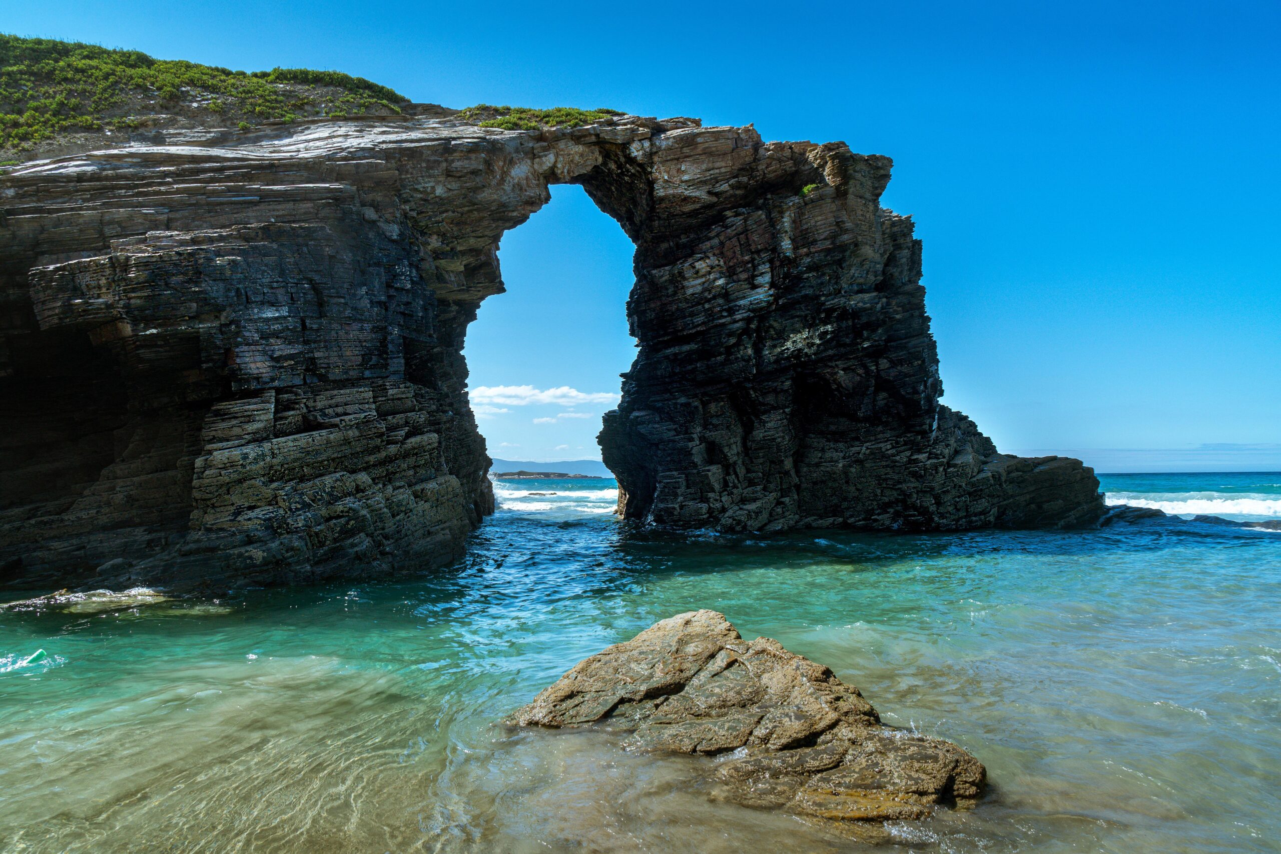 Playa de las Catedrales: caminar entre templos de piedra frente al mar