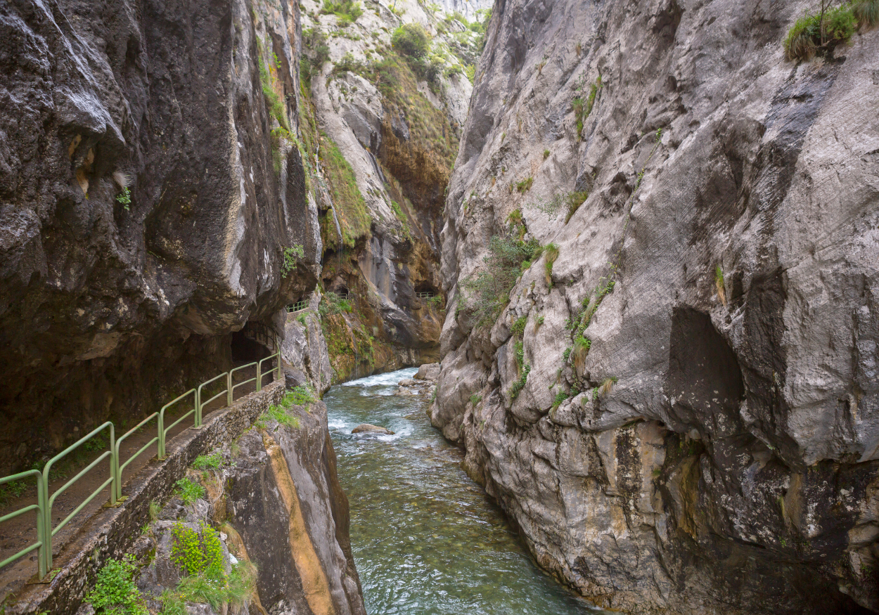 Ruta del Cares: caminar entre montañas que te hacen sentir pequeño